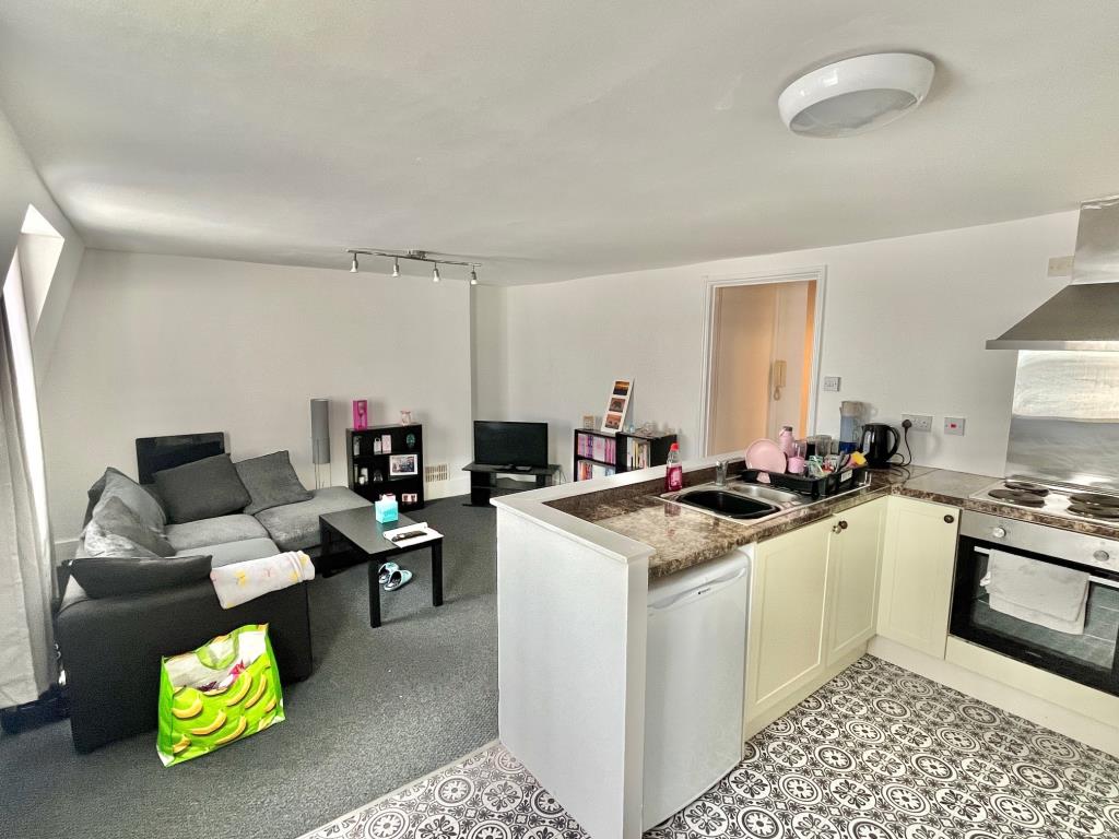 Lot: 36 - FREEHOLD COMMERCIAL AND RESIDENTIAL INVESTMENT IN CENTRAL LOCATION - Flat kitchen-living room